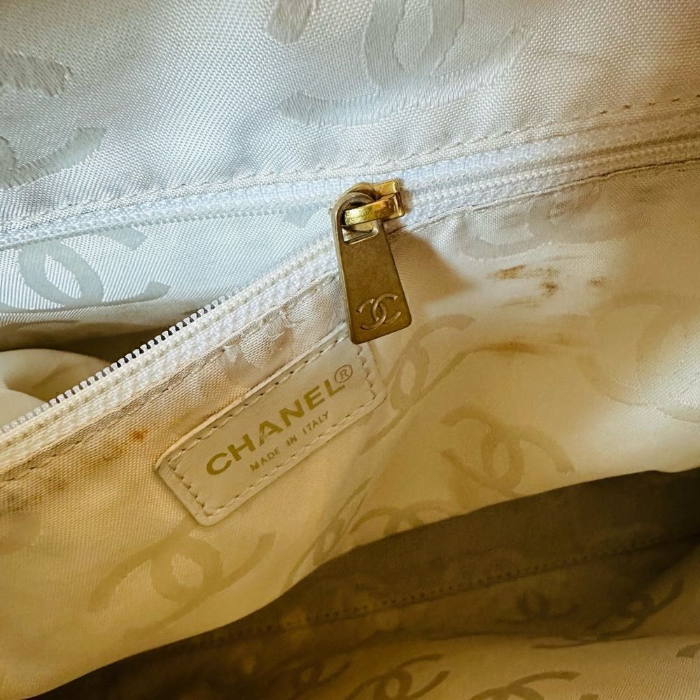 Chanel Wild Stitch Quilted leather white Tote Bag with gold CC logo - Picture 11 of 16